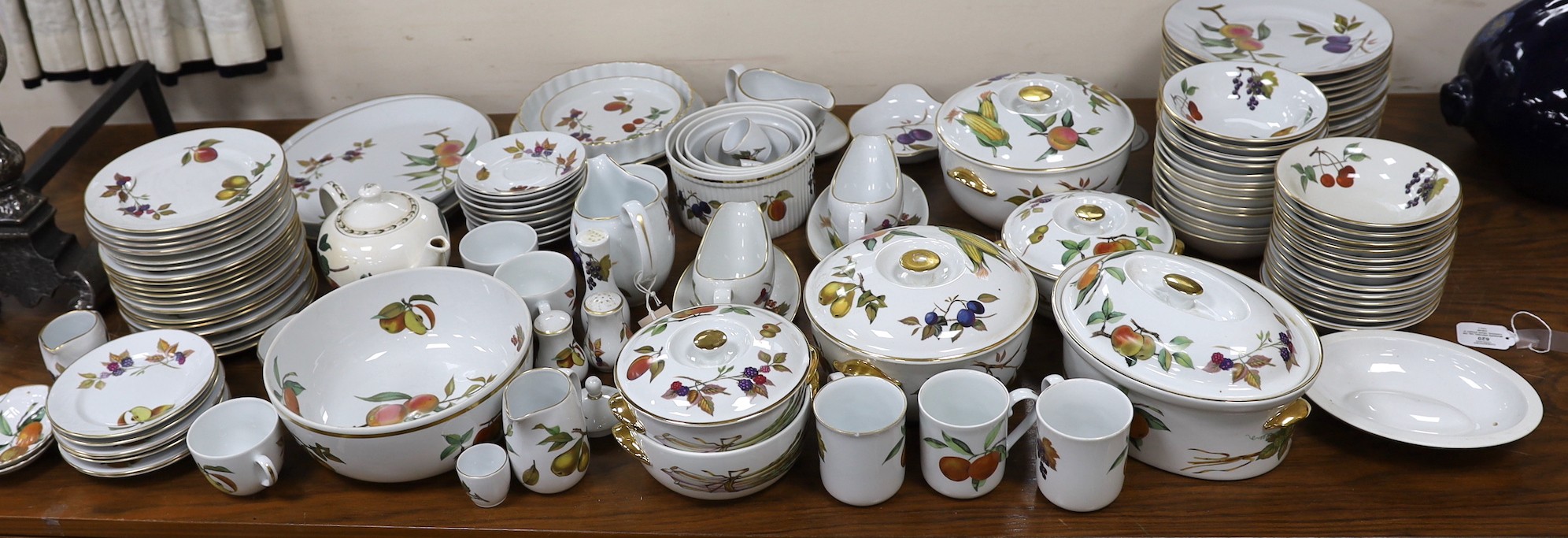 A quantity of Worcester Evesham tableware